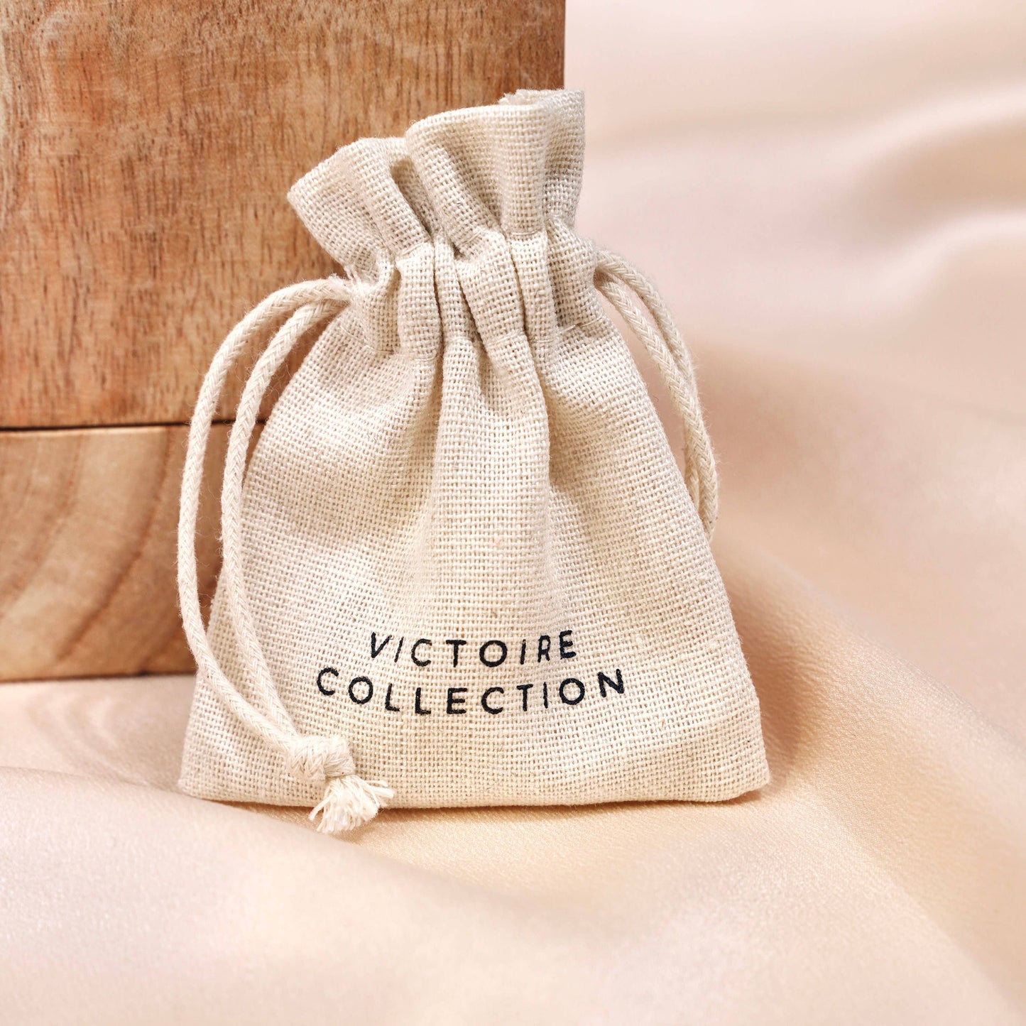 Women's bracelet with turquoise blue and silver beads